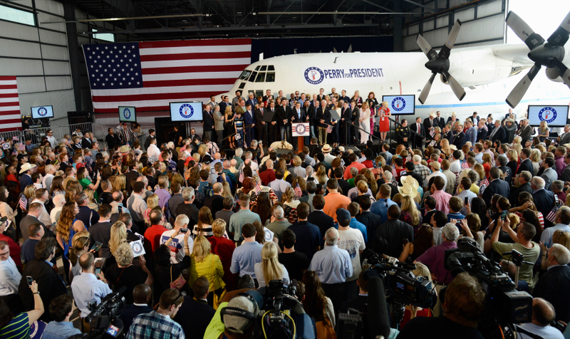 Illustration for article titled Rick Perry Rented A C-130 Hercules To Use As Campaign Kickoff Backdrop